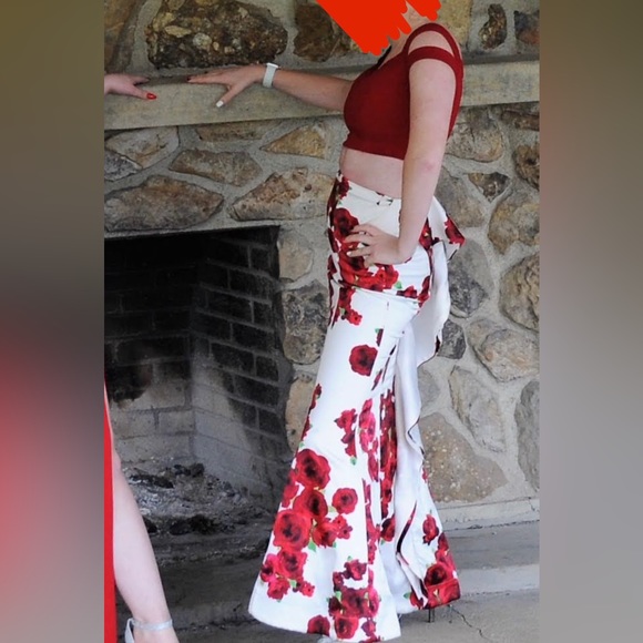 Red and white formal two-piece - Picture 3 of 4
